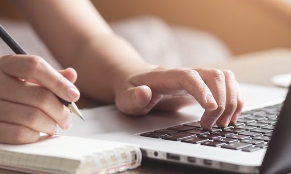 Unesp oferece curso de inglês gratuito para calouros por videoconferência