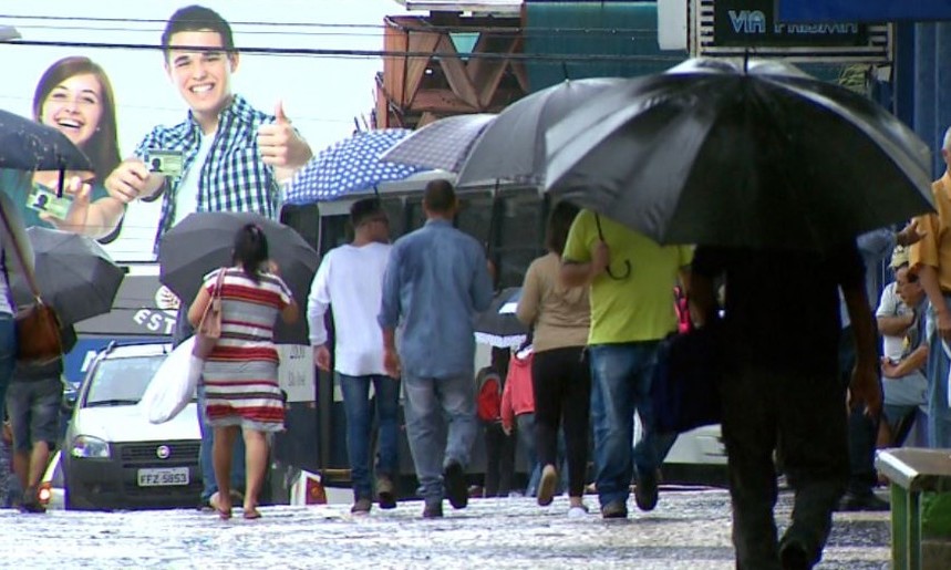 Área de baixa pressão provoca chuva intensa até domingo em toda a região
