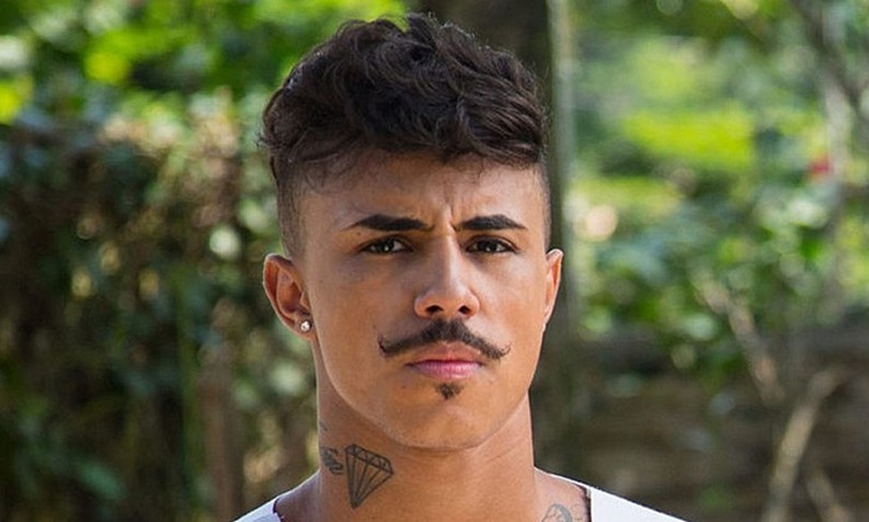 MC Livinho é condenado pela justiça a pagar R$ 25 mil após chutar e socar próprio fã