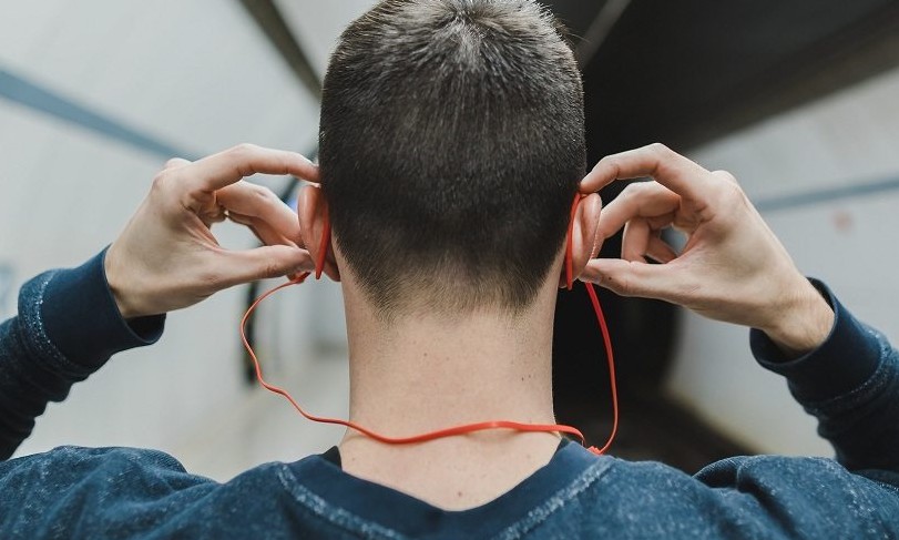 Mais de 1 bilhão de jovens em todo o mundo está com a audição ameaçada