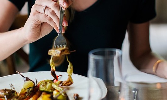 Nutrição comportamental promete mudar nossa relação com comida