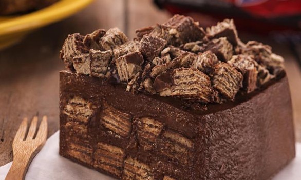 Bolo Rápido de wafer recheado com chocolate é ótima opção de sobremesa