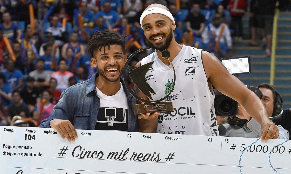 Vaiado por francanos, ala/pivô Jefferson faz jogo perfeito no “Pedrocão”