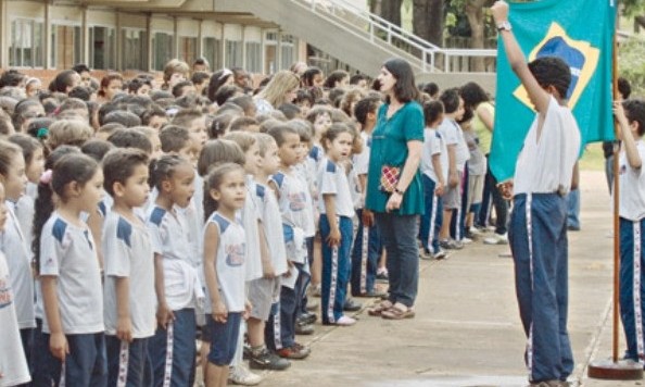 MEC retira pedido de vídeos de alunos cantando o Hino Nacional