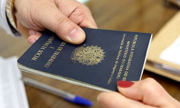 Após 3 anos de demissões, Brasil cria 529 mil empregos com carteira assinada