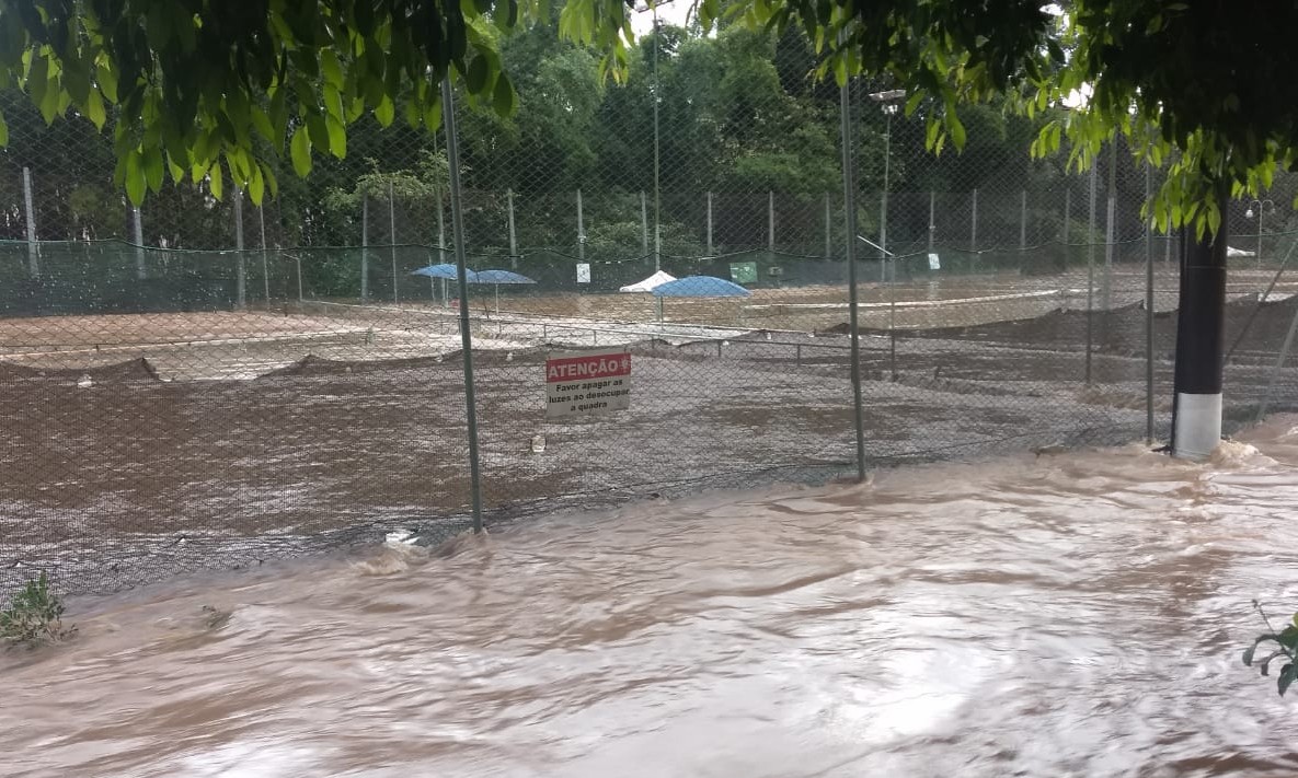 Quatro creches paradas e uma família danificada; temporal arrasa Franca