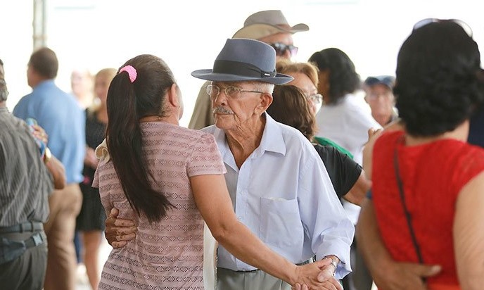 Atividades físicas e sociais protegem cérebro de danos do Alzheimer