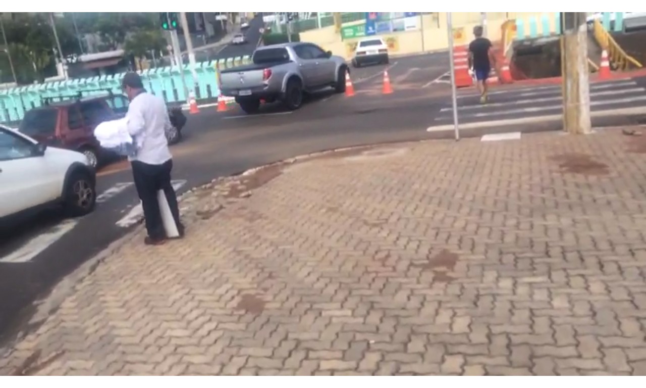 Motoristas não respeitam via interditada e colocam a vida em risco no Centro