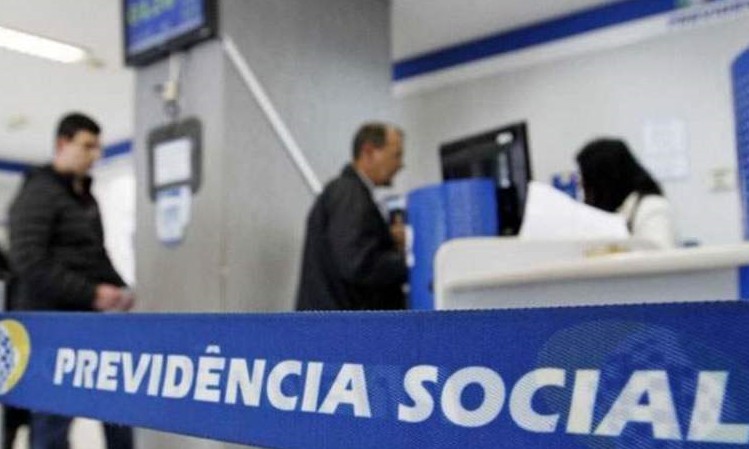 Governo fixa idade mínima de 65 anos para homens e 62 para mulheres