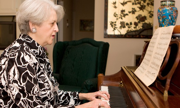 Curso de piano e canto estimula a mente de idosos na USP de Ribeirão