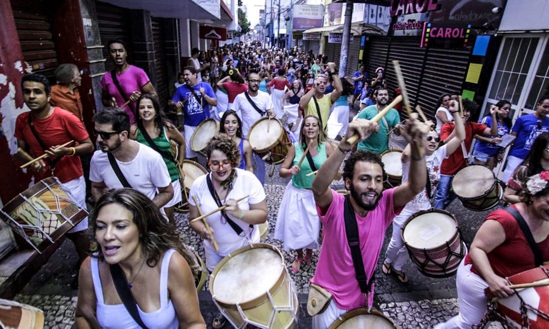 Após levar multidão em cortejo, Bloco Cangoma prepara baile na sexta, 02