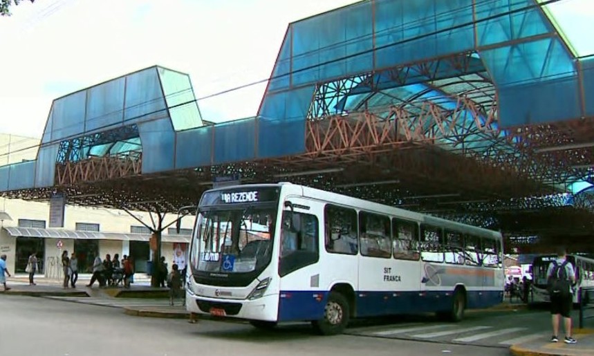 Teto do terminal de ônibus Ayrton Senna em Franca corre risco de desabar