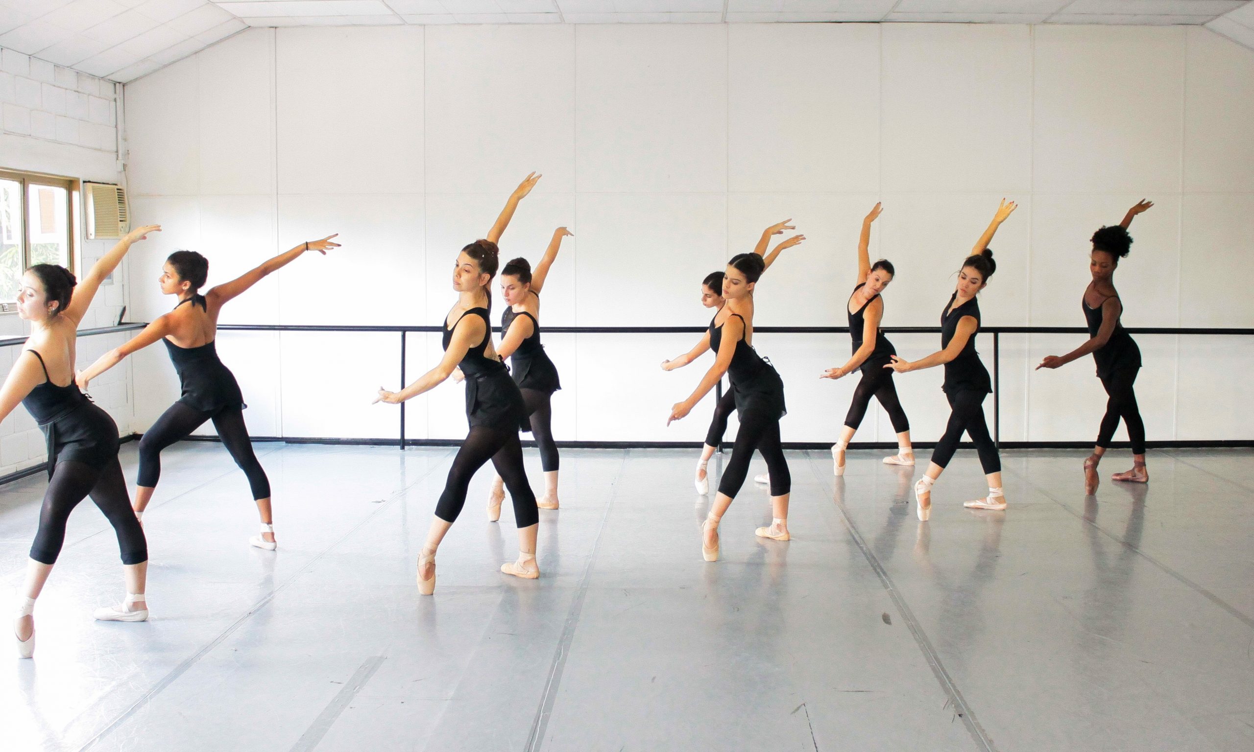 Bailarinos de Ribeirão Preto se preparam para torneios com coreógrafo premiado