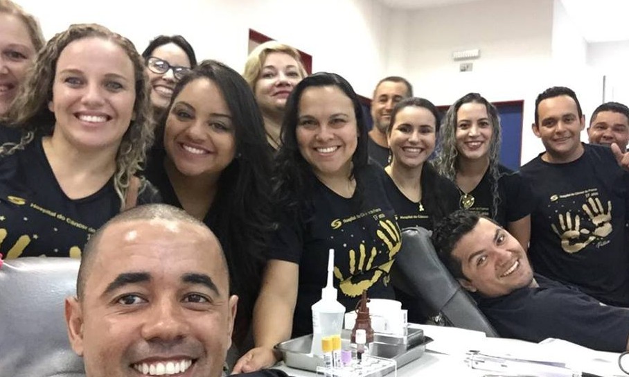 Equipe da Central de Doações do HC de Franca realiza doação de sangue