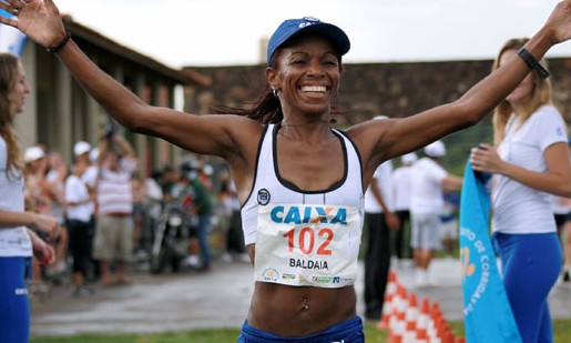 Maria Zeferina e Ronaldo da Costa participam de corrida em Franca, neste domingo
