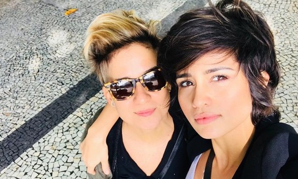Nanda Costa pede a namorada Lan Lahn em casamento, e a percussionista aceita