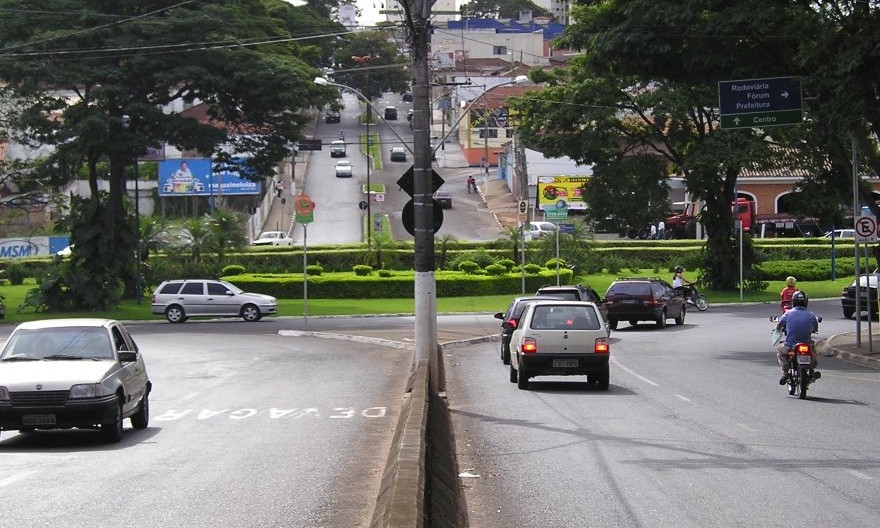 Prefeitura busca melhoria no tráfego da rotatória da Avenida Champagnat