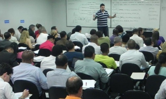Programa oferece bolsas de estudo em Franca para diversos cursos superiores