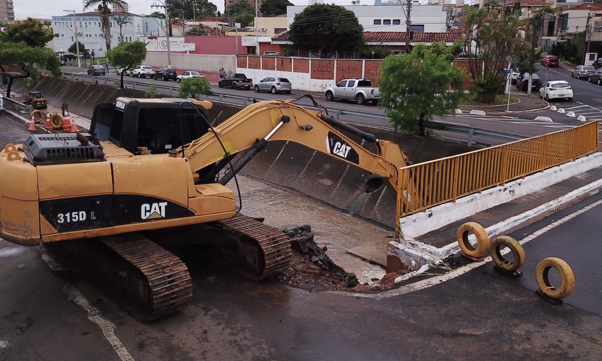 Ponte da avenida Alonso y Alonso é reconstruída depois das chuvas