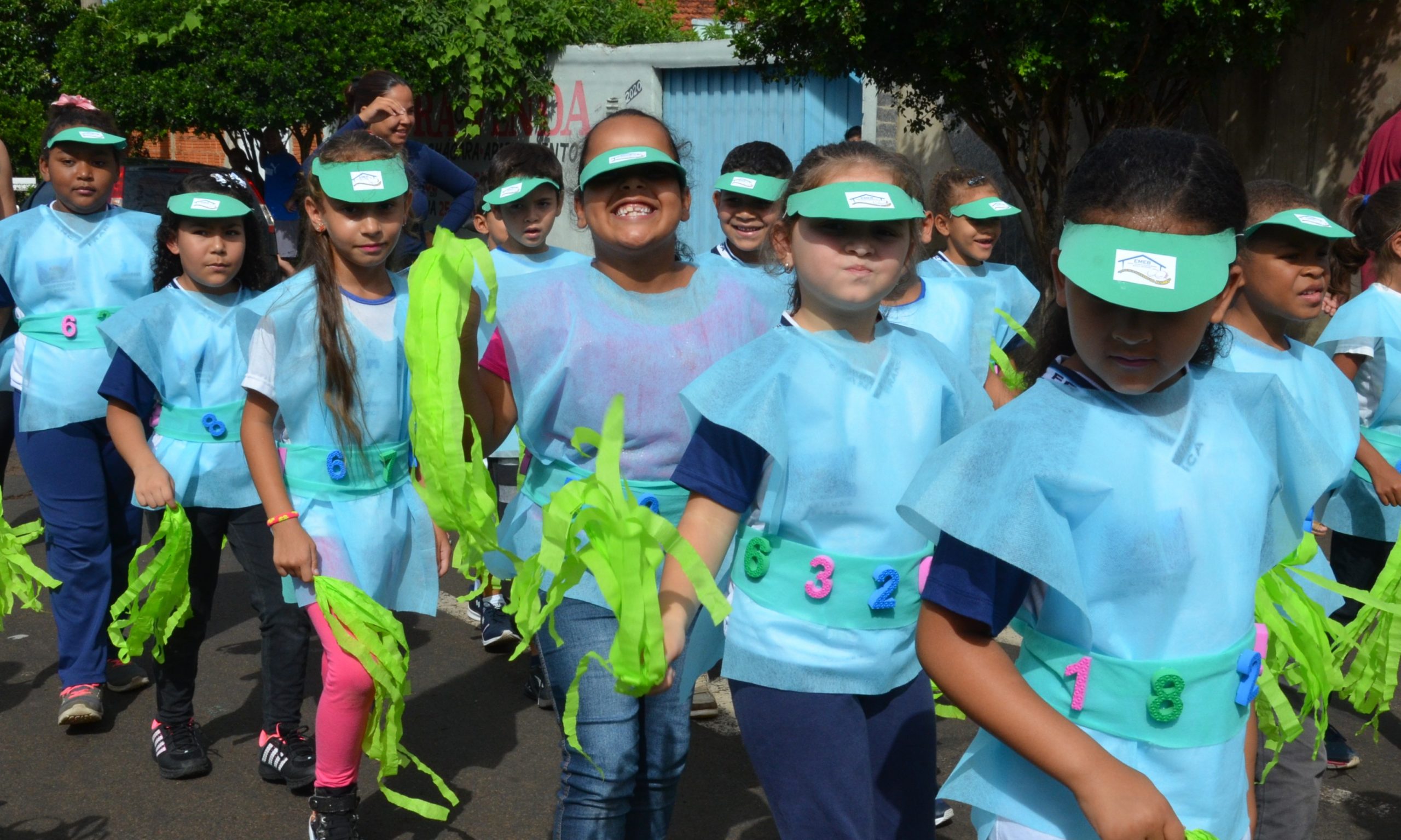 Em semana de luto nacional, escola do Santa Bárbara celebra 10 anos com desfile