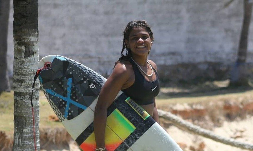 Campeã de surf morre aos 23 anos após ser atingida por raio durante treino