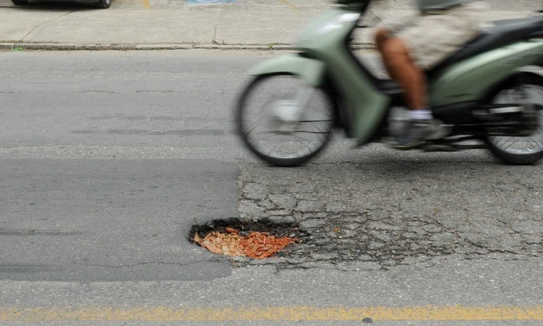 Buracos em ruas irritam motoristas e Prefeitura anuncia investimentos