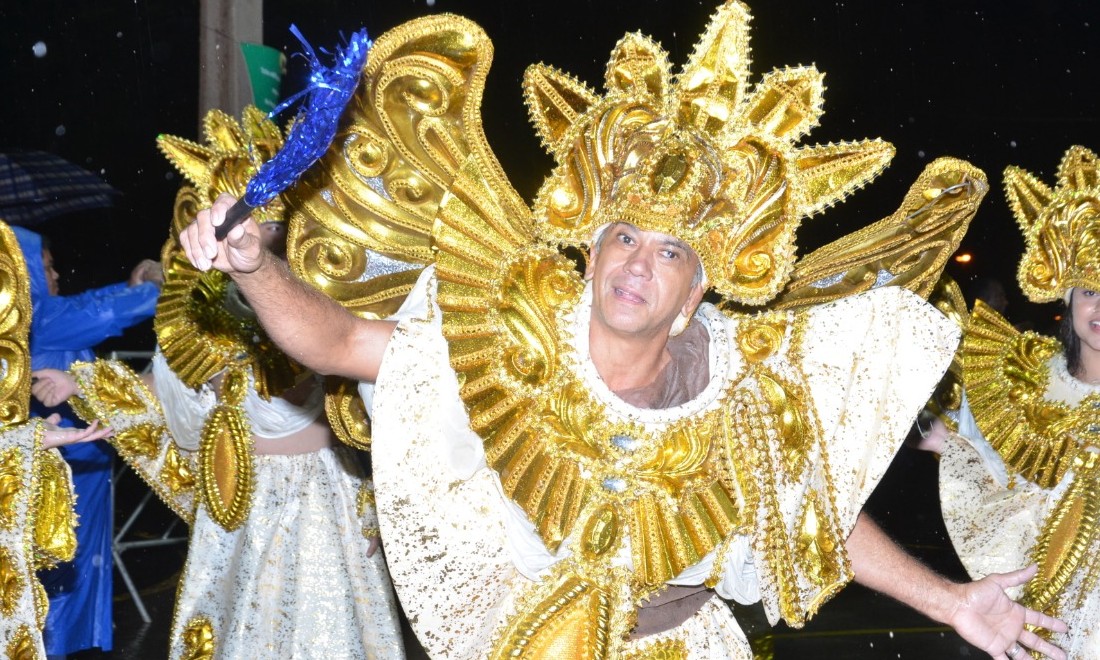 Escolas de samba de Franca enfrentam chuva, mas agradam o público presente