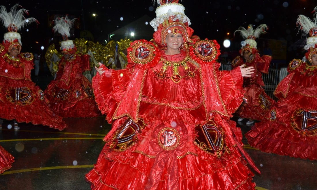 Escolas de Franca levantam arquibancada no segundo dia de desfile