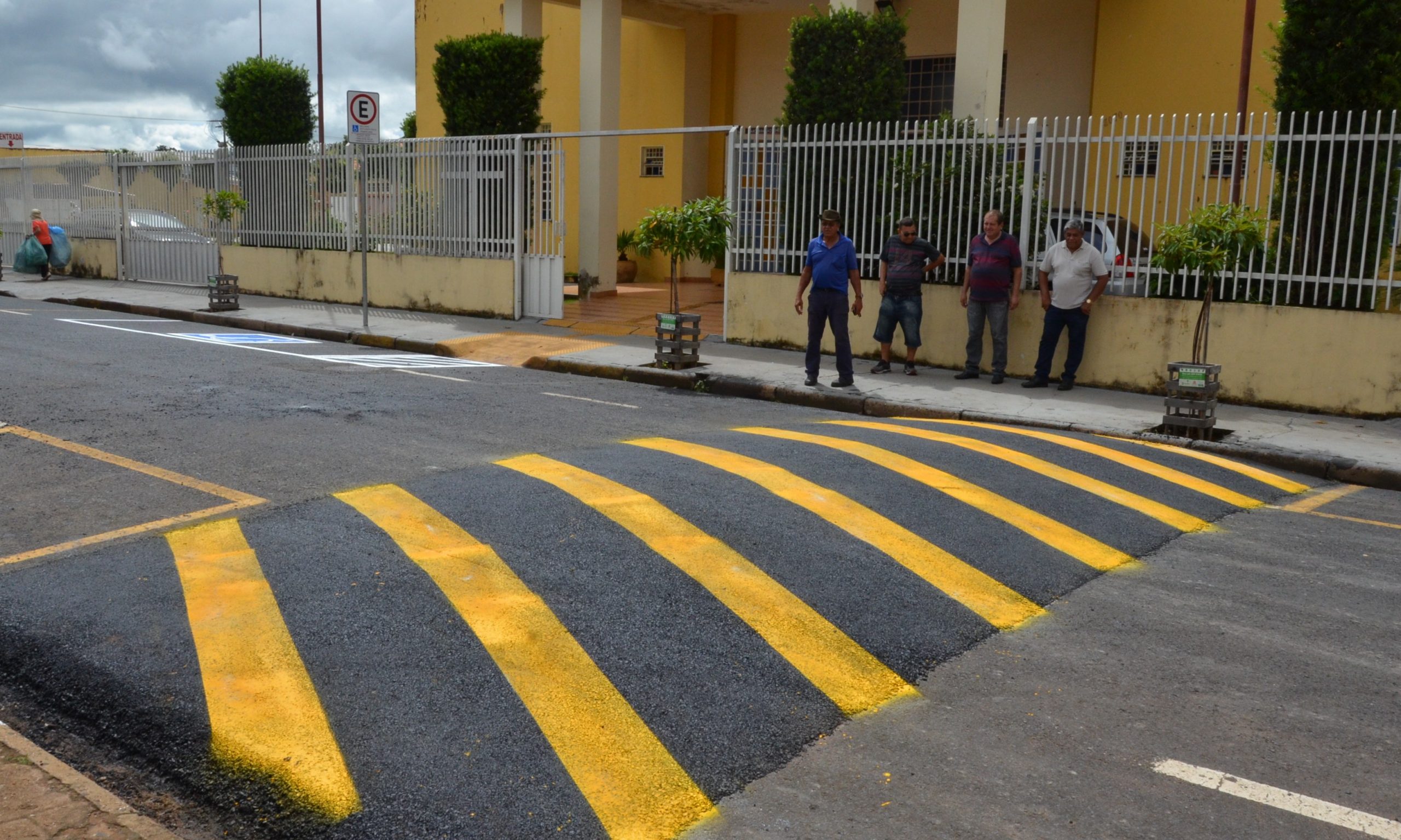Para melhorar segurança, Prefeitura instala lombada em frente à São Benedito