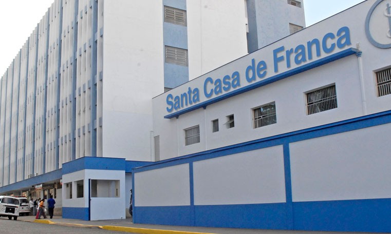 Rotary Clube Franca do Imperador doa 300 lençóis para a Santa Casa de Franca