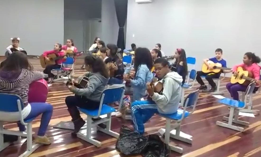 CEU do Leporace oferece aulas de viola e violão para iniciantes