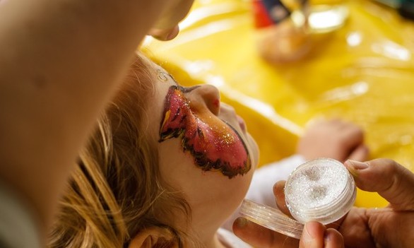 Folia com as crianças? Saiba como retirar o glitter da pele delicada delas
