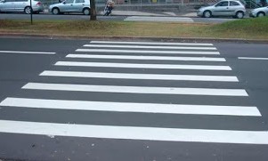 Pedestre atropelada que atravessou fora da faixa deve indenizar motorista