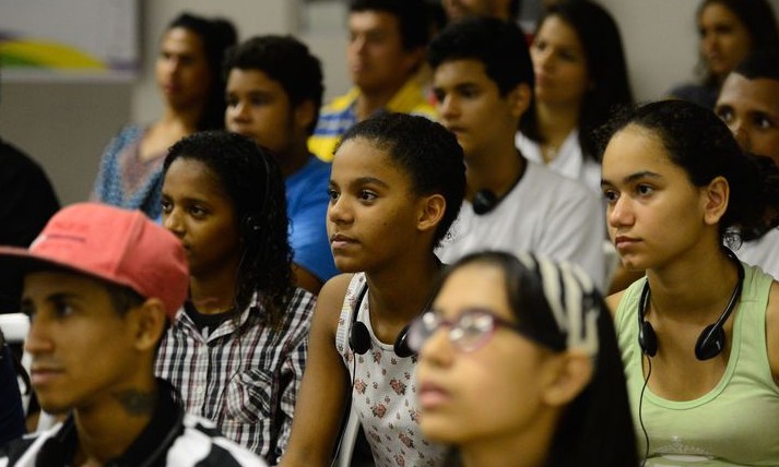 Jovens têm menos chance de contratação e mais de serem demitidos