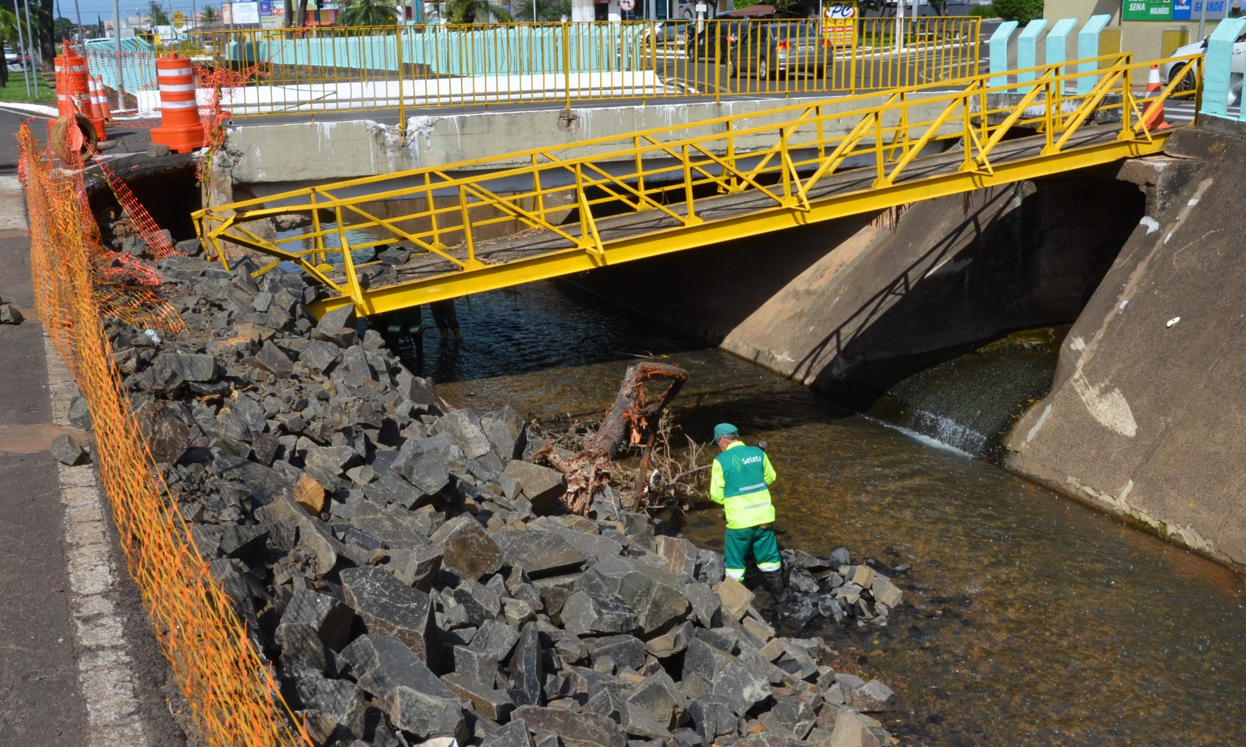 Após transtornos no trânsito, ponte em Franca começa a ser recuperada