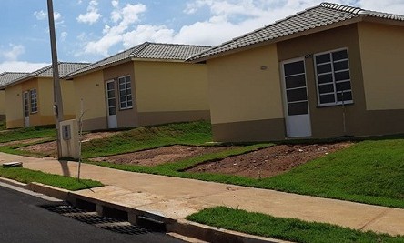 Moradores das 555 casas do bairro Vida Nova Franca recebem suas chaves