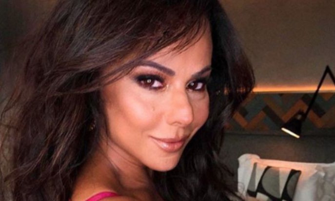 Em festa com amigos, Viviane Araújo fica bêbada e faz deboche com música de Belo