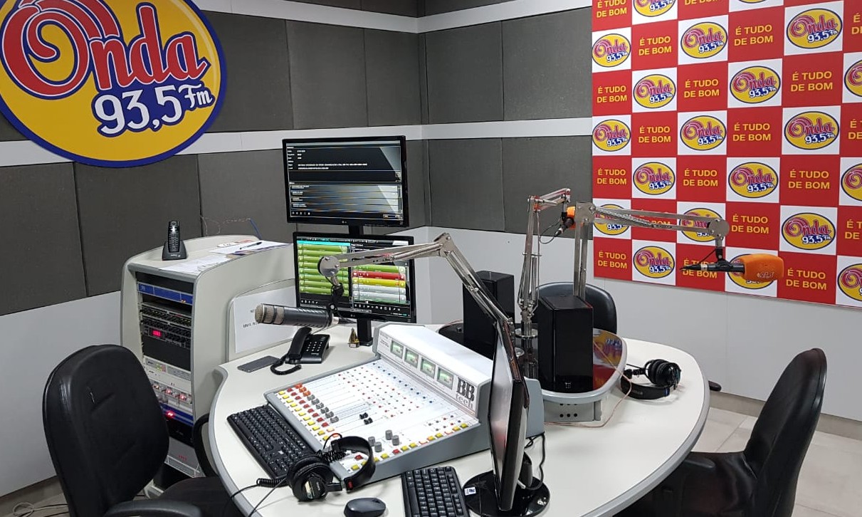 Rádio 93,5 FM estreia nova programação em Franca e
novos apresentadores