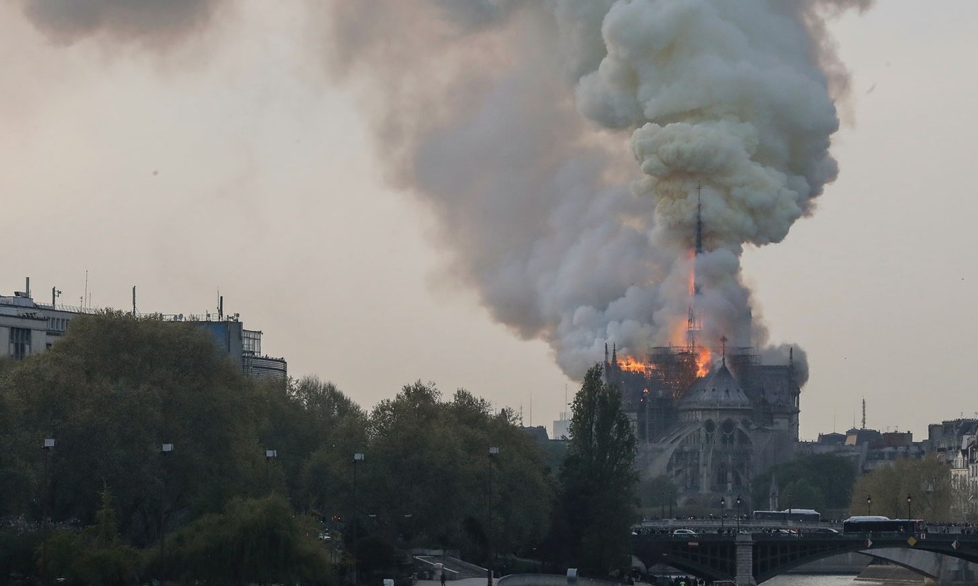 Grande incêndio atinge a Catedral de Notre-Dame em Paris nesta 2ª feira, 15