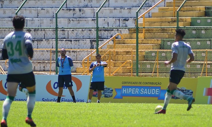 Francana contrata lateral com título da Segundona e passagem pelo Santos