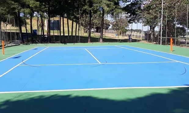 Diferente do divulgado pela Prefeitura, quadras de tênis seguem sem manutenção