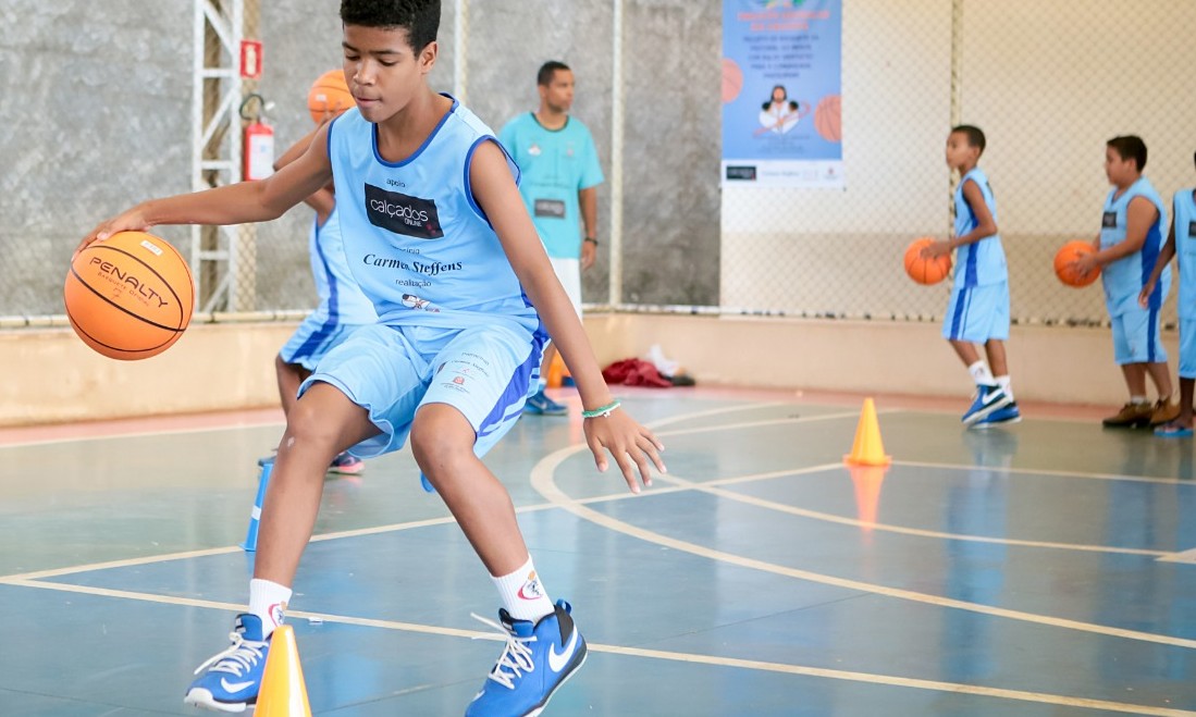Com basquete, “Estrelas do Amanhã” atende 275 alunos de 7 a 17 anos, em Franca