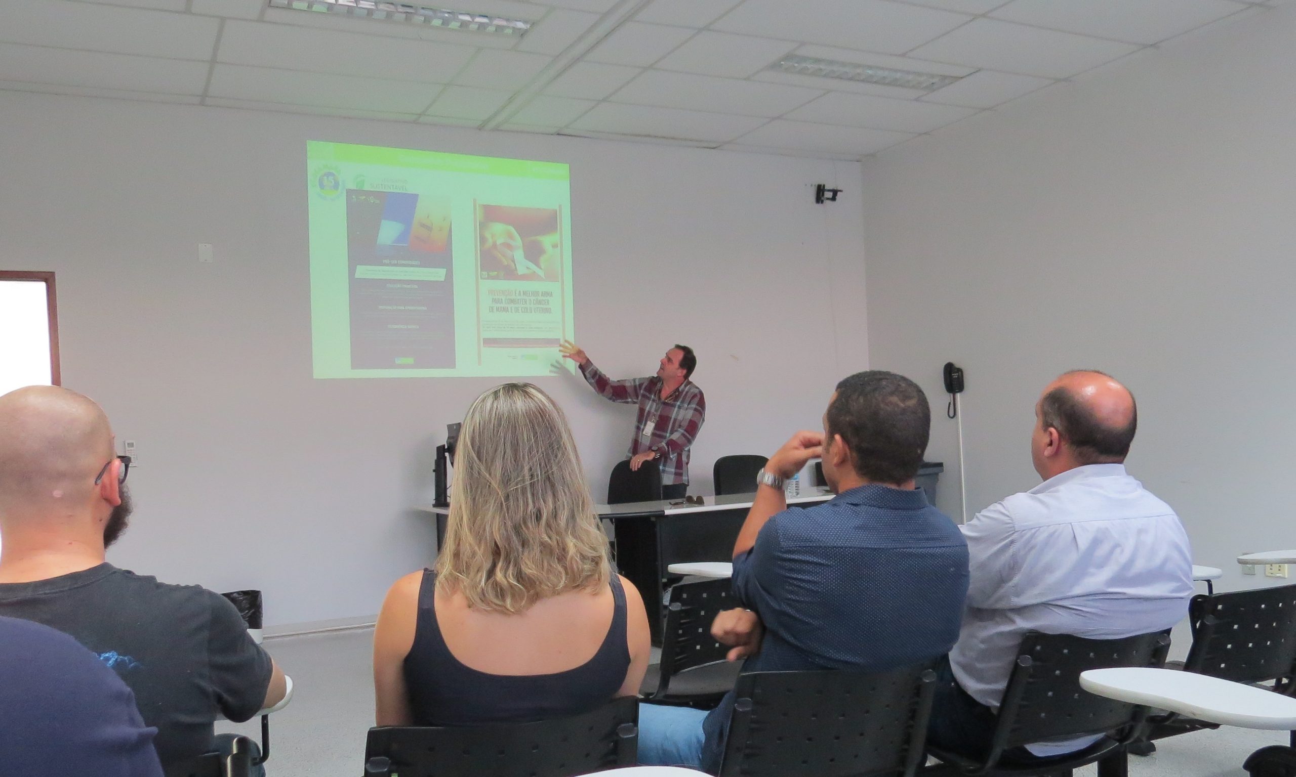 Coordenador de comitê ambiental visita Câmara e apresenta plano na área