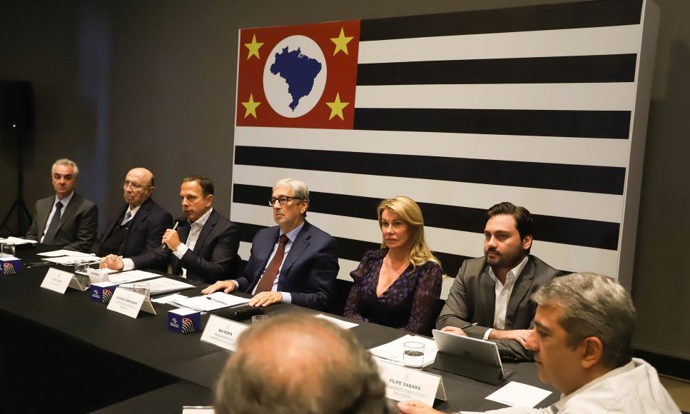 Governo de SP anuncia bônus para 205,8 mil servidores da Educação