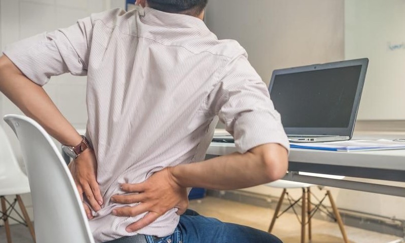 Má postura: dicas simples ajudam a evitar dores nas costas no dia a dia