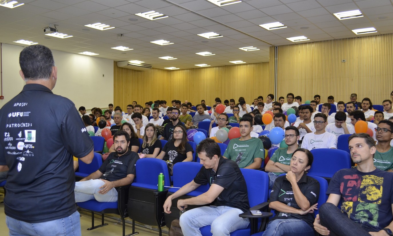 Mais de 100 estudantes participam de maratona de programação da Algar