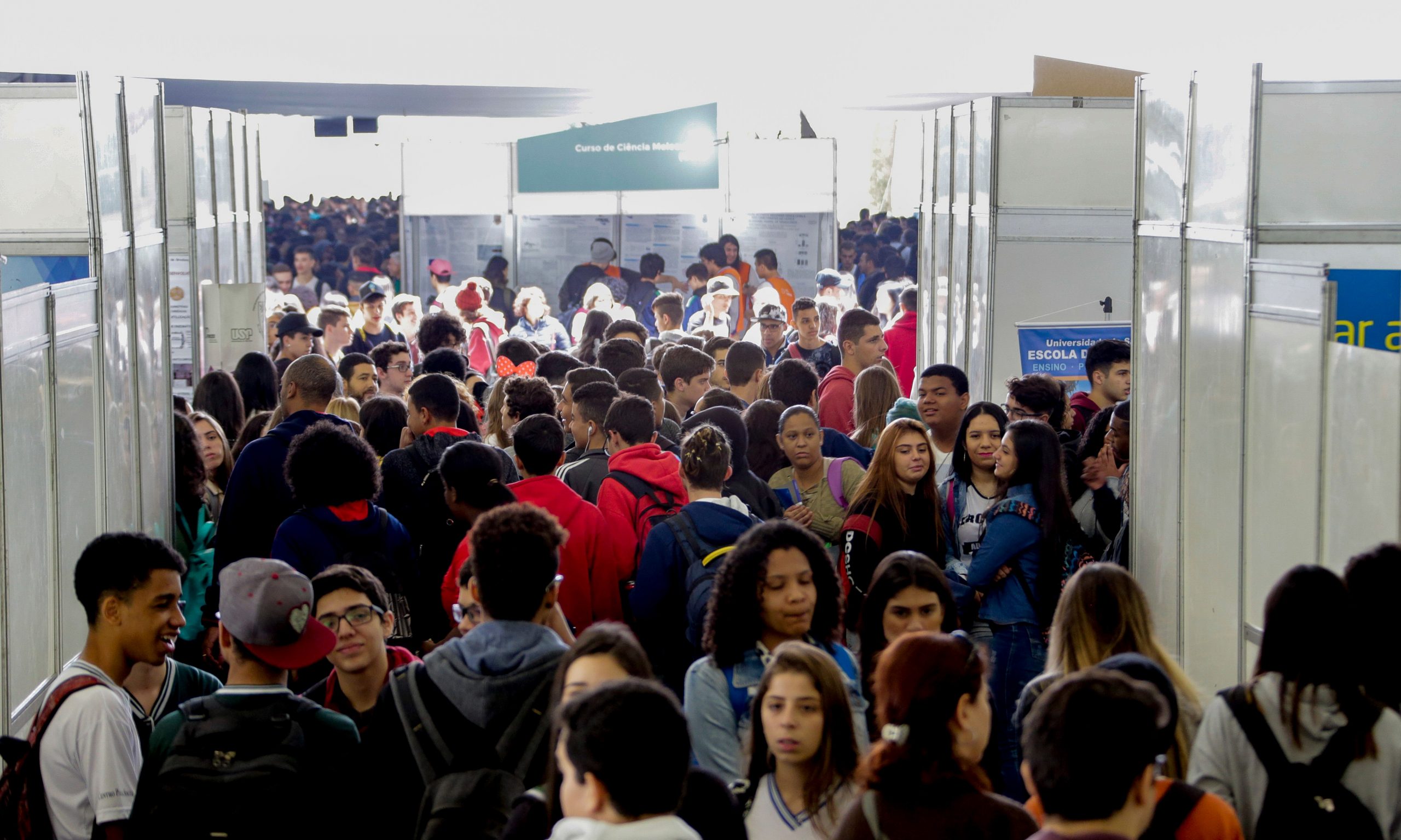 Em Ribeirão Preto, USP faz feira de profissões para apresentar seus cursos