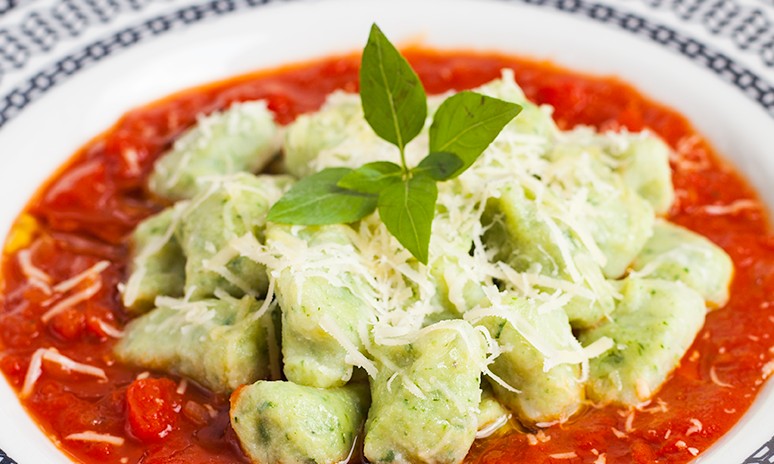 Nhoque de espinafre com passata caseira de tomate reúne sabores marcantes