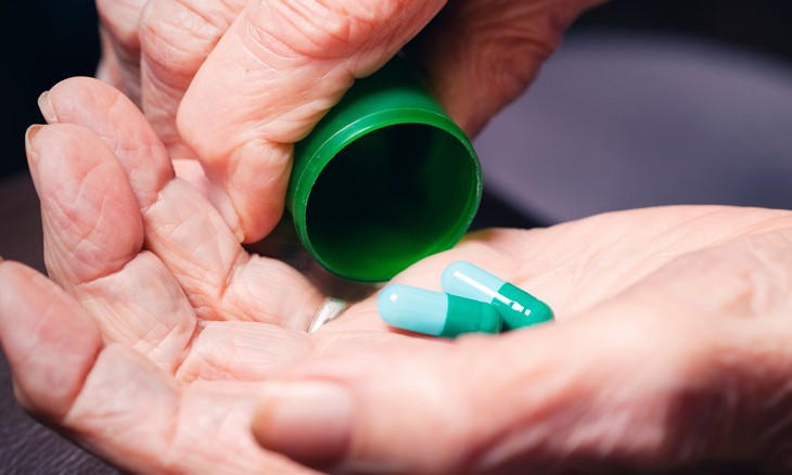 Apesar dos riscos, pesquisa aponta que 77% dos brasileiros se automedicam