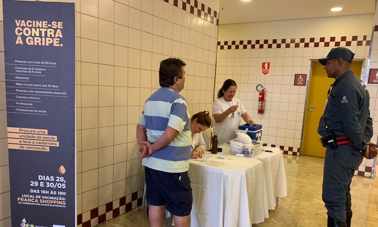 Cobertura vacinal contra a gripe em Franca melhora com plantão no shopping